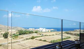 2 Bed Apartment w Distant Sea and Country Views