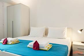 2 Bed Apartment w Distant Sea and Country Views