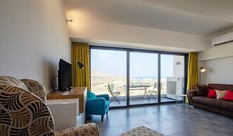 2 Bed Apartment w Distant Sea and Country Views