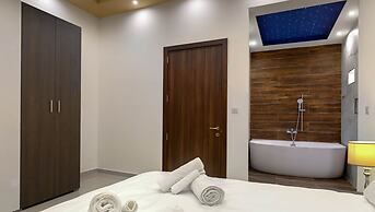 Gem Beachfront Apt With Amazing Bay and Sea Views