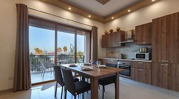 Gem Beachfront Apt With Amazing Bay and Sea Views