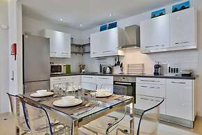 Stunning Sliema 2 Bed Apt Meters Away From Beach