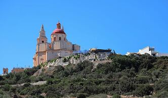 Seaside 2 Bedroom Apartment With Side Sea Views