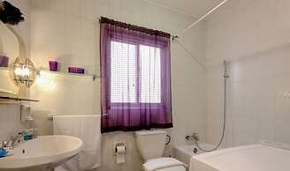 Seaside 2 Bedroom Apartment With Side Sea Views