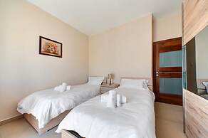 Modern Seaside 2 Bedroom Penthouse With Sea Views