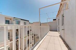 Modern Seaside 2 Bedroom Penthouse With Sea Views