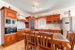 Modern Seaside 2 Bedroom Penthouse With Sea Views