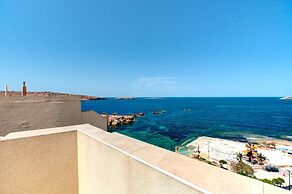 Modern Seaside 2 Bedroom Penthouse With Sea Views
