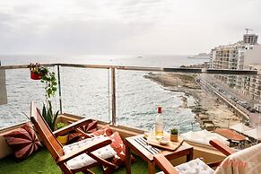 Amazing Seafront Duplex Apartment Sliema