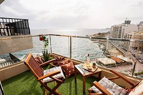 Amazing Seafront Duplex Apartment Sliema