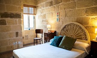 A pet Friendly Farmhouse With a Rooftop Pool