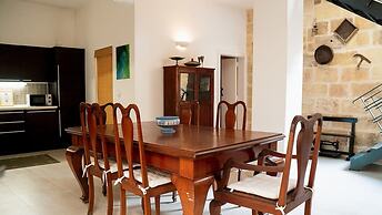 A pet Friendly Farmhouse With a Rooftop Pool