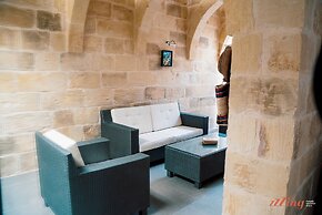 A pet Friendly Farmhouse With a Rooftop Pool