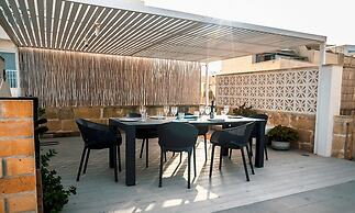 A pet Friendly Farmhouse With a Rooftop Pool