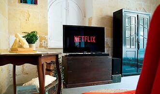 A pet Friendly Farmhouse With a Rooftop Pool