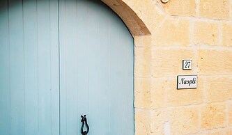 A pet Friendly Farmhouse With a Rooftop Pool