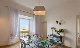 Eclectic Apartment With Incredible Harbour Views