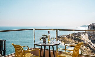 Gorgeous Seaviews From a Stunning Studio