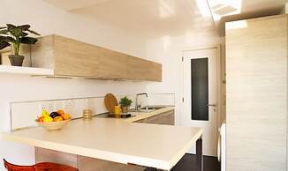 Gorgeous Seaviews From a Stunning Studio