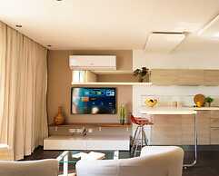 Gorgeous Seaviews From a Stunning Studio