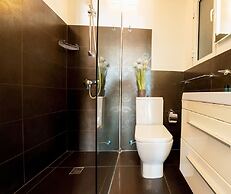 Gorgeous Seaviews From a Stunning Studio