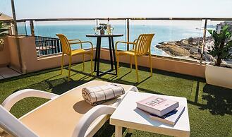 Gorgeous Seaviews From a Stunning Studio