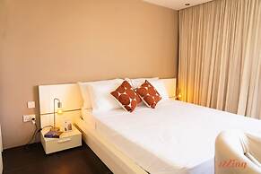 Gorgeous Seaviews From a Stunning Studio