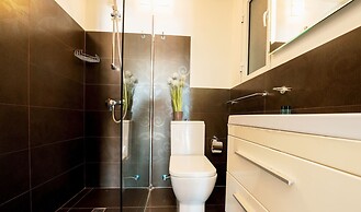 Gorgeous Seaviews From a Stunning Studio