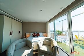 Gorgeous Seaviews From a Stunning Studio