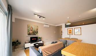 A Stylishly Chic Holiday Home With a Sofa bed