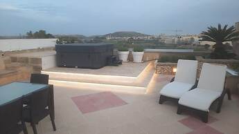 Pet Friendly Penthouse Rooftop Jacuzzi With Views