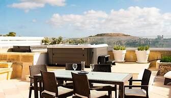 Pet Friendly Penthouse Rooftop Jacuzzi With Views