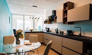 Glamorous Apartment With Panoramic Green Views