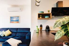 Glamorous Apartment With Panoramic Green Views