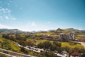 Glamorous Apartment With Panoramic Green Views