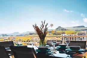 Glamorous Apartment With Panoramic Green Views