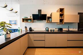 Glamorous Apartment With Panoramic Green Views