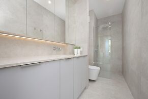 Modern Studio Warsaw by Renters Prestige