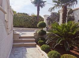 Apartments White House