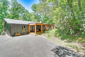 Hot Tub + Fire Pit: Peaceful Gatlinburg Getaway!