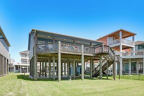 Crystal Beach Stilt House w/ Deck, Steps to Gulf!