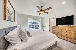 Private Hot Tub: Newly Built Fraser Townhome