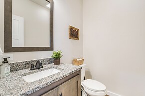 Private Hot Tub: Newly Built Fraser Townhome