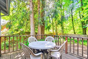 Rhododendron Retreat w/ Hot Tub: Steps to River!