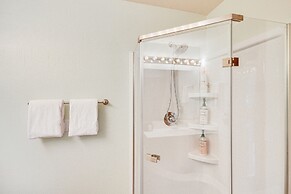 Rhododendron Retreat w/ Hot Tub: Steps to River!