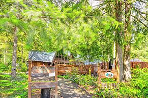 Rhododendron Retreat w/ Hot Tub: Steps to River!