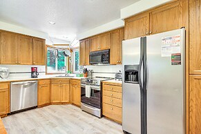 Rhododendron Retreat w/ Hot Tub: Steps to River!