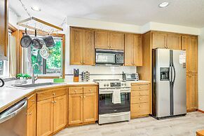 Rhododendron Retreat w/ Hot Tub: Steps to River!