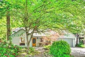 Rhododendron Retreat w/ Hot Tub: Steps to River!