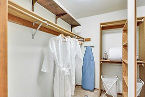 Rhododendron Retreat w/ Hot Tub: Steps to River!